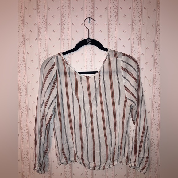 Beautiful blouse perfect for work! Size large - Picture 2 of 5